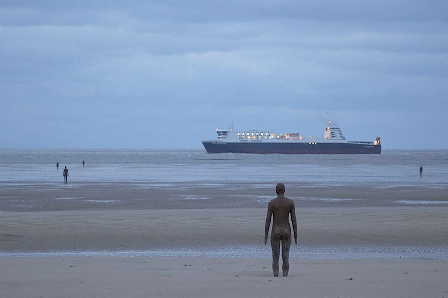 Another Place, instalación artística de Antony Gormley en la playa de Crosby Beach cerca de Liverpool, vista 8