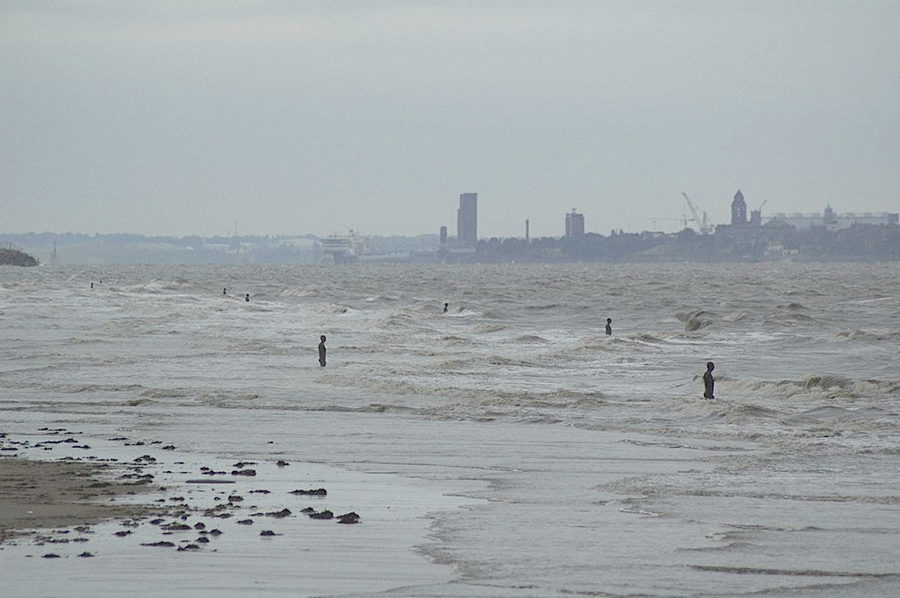 Another Place, instalación artística de Antony Gormley en la playa de Crosby Beach cerca de Liverpool, vista 9