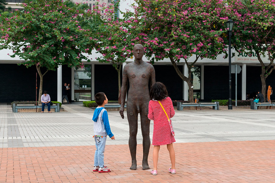 Instalación de Antony Gormley Event Horizon en Hong Kong, vista 3