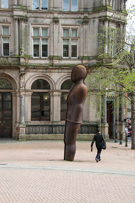 Estatua de hombre de hierro en Victoria Square, Birmingham, Inglaterra, obra del escultor Antony Gormley