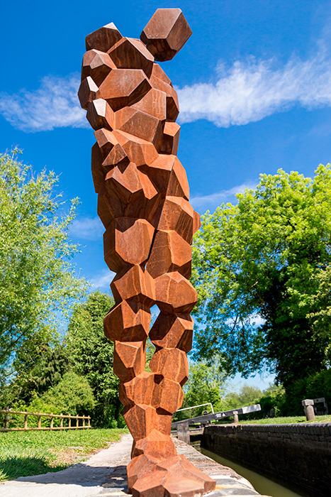 escultor antony gormley, escultura hombre de hierro en conmemoración de los canales ingleses