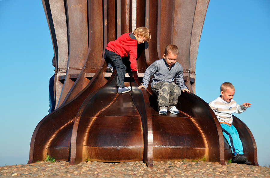 Escultura gigante Angel of the North, obra del escultor inglés Antony Gormley, detalle de la base con niños jugando en ella