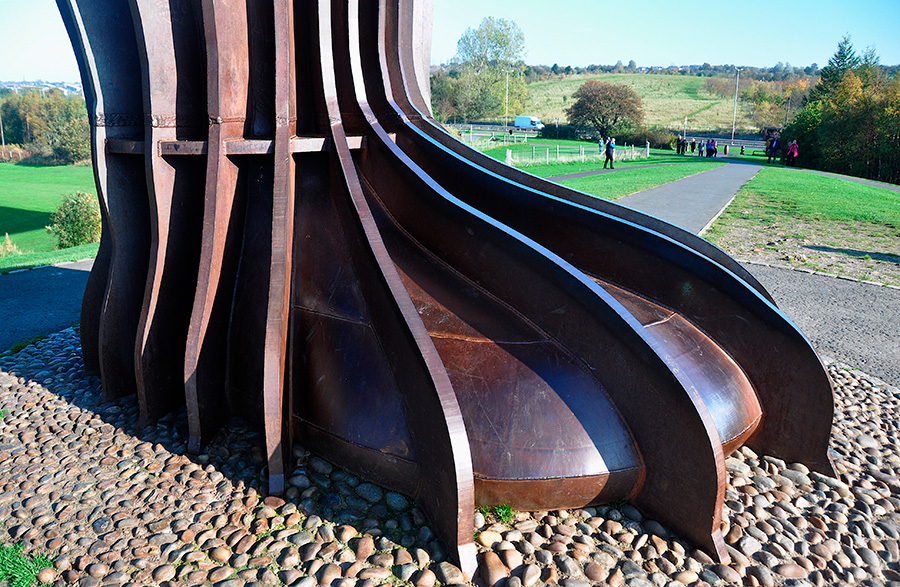 Escultura gigante Angel of the North, obra del escultor inglés Antony Gormley, detalle de la base