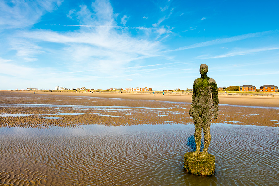 escultor Antony Gormley, obra Another Place, detalle de la base de la escultura.jpg