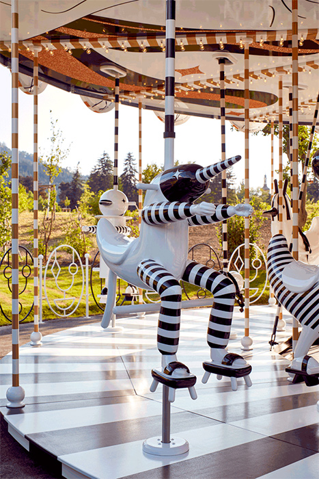 Proyecto SWAROVSKI CAROUSEL, detalle figuras en blanco y negro