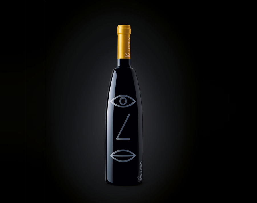 Identidad Visual La Ballestera en botella de vino tipo Syrah