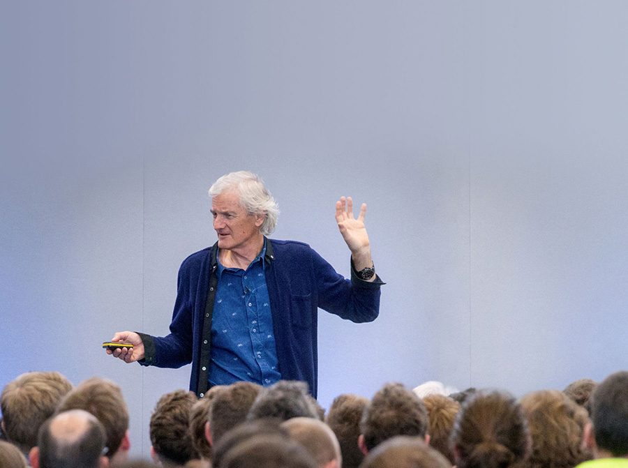 James Dyson haciendo una presentación