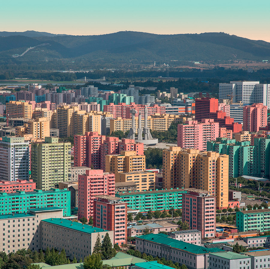 Libro Model City Pyongyang de fotografías de arquitectura de Corea del Norte. Monumento Party Founding.