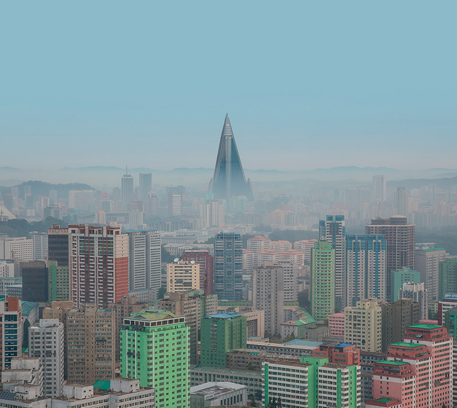 Libro Model City Pyongyang de fotografías de arquitectura de Corea del Norte. El Hotel Ryugyong, apodado “Hotel of Doom” preside el skyline de Pyongyang