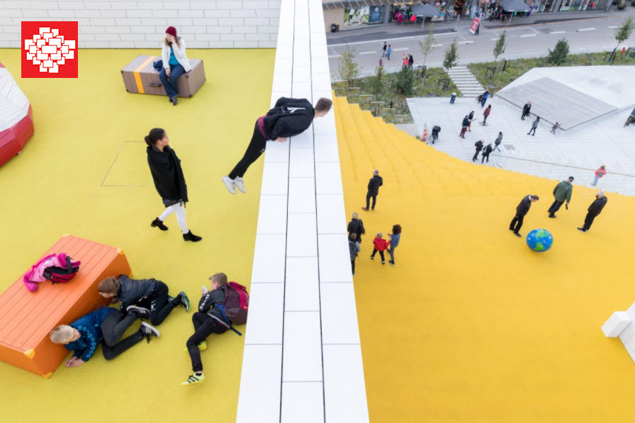 Niños jugando en la parte exterior de La Casa de Lego (Lego House)